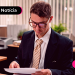 Pessoa de terno olhando para papéis.
