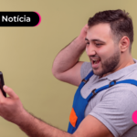 Pessoa olhando para o celular com expressão feliz.