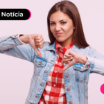 Pessoa de jaqueta jeans com os dois polegares para baixo.