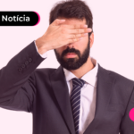 Pessoa de terno tampando os olhos com a mão.
