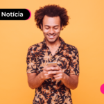 Pessoa olhando o celular com expressão feliz.