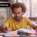 Jovem estudando para fazer inscrição no enem.