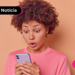 Mulher mexendo no celular