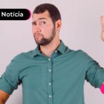 Pessoa com dedo indicador apontado para cima.