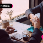 Pessoas dando a mão para formalizar acordo