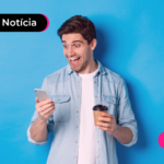 Pessoa jovem segurando celular com a mão direita e café com a mão esquerda com expressão feliz.