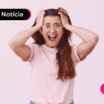 Pessoa de blusa rosa com as mãos na cabeça com cara de desespero.