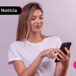 Pessoa usando celular para ler notícia sobre como fazer portabilidade consignado CLT.