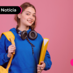Pessoa de moletom azul com mochila amarela e cadernos na mão.