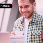 Homem mexendo no computador