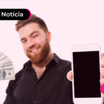 Homem segurando um celular e dinheiro