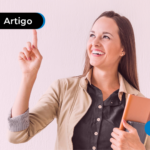 Mulher segurando livros para estudar para concurso