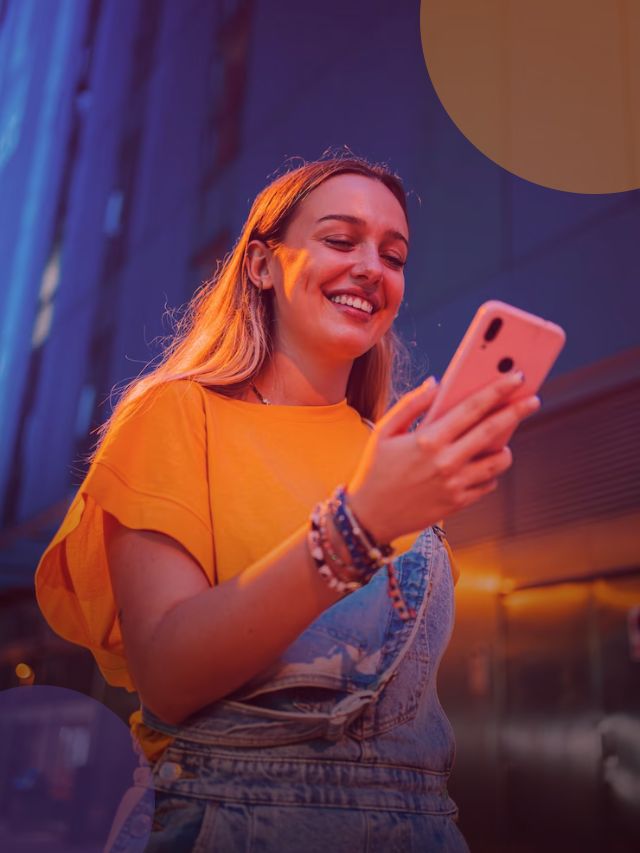 Cliente da meutudo simulando a menor taxa de empréstimo Consignado CLT pelo celular.
