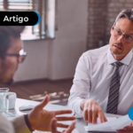 Homem conversando com um advogado.