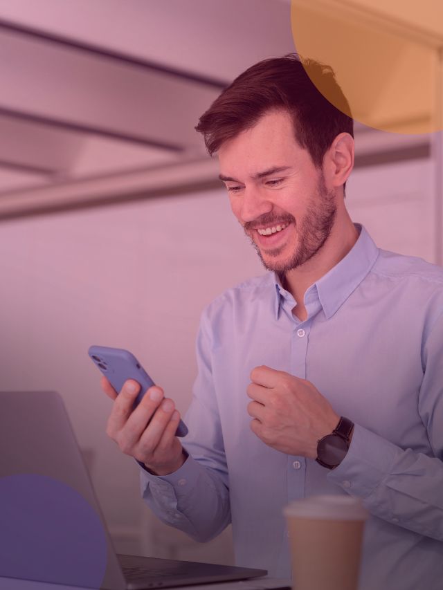 Trabalhador feliz após receber a confirmação digital de solicitação de portabilidade aprovada em aplicativo financeiro.