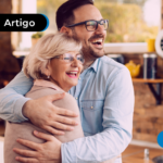 Homem abraçando sua mãe.