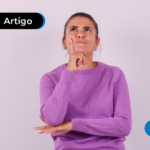 Mulher olhando par cima