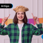 Jovem sorrindo com chapéu de festa de São João.