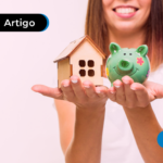 mulher segurando uma mini casa e um cofre