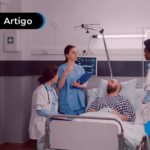 Médico e enfermeiras prestando assistência para o paciente.