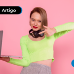 Jovem mexendo no computador