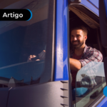 Homem dirigindo caminhão
