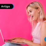 Mulher mexendo no computador