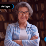 Idosa sorridente cruzando os braços