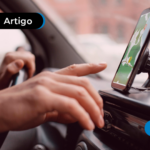 Motorista de aplicativo olhando trajeto