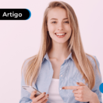 Mulher segurando um celular