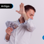 Homem segurando dinheiro