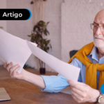 Idoso vendo documentos.