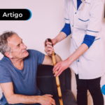 Medico ajudando idoso