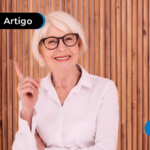 Senhora feliz após contratar o seguro de vida.