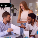 Trabalhadores conversando.