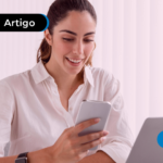 Mulher mexendo no celular
