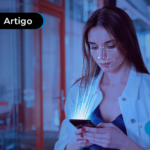 Mulher mexendo no celular