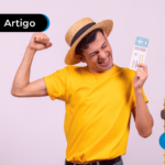 Homem feliz com passagem comprada