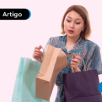 Mulher segurando compras