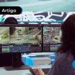 Mulher analisando dados no computador