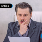 Homem de blazer cinza