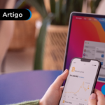 Pessoa pesquisando no celular sobre criptomoedas