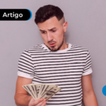 homem segurando dinheiro