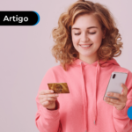 Mulher segurando cartão de credito