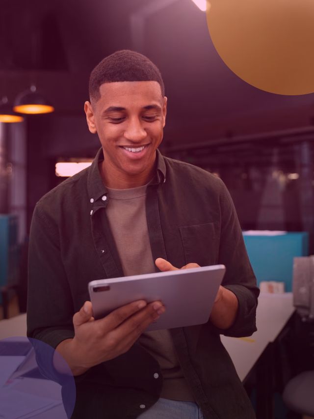 Profissional atento analisando informações no tablet.