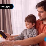 pai e filho mexendo no computador