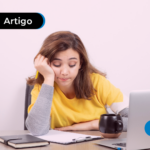 Mulher no trabalho entediada