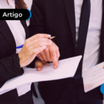 Pessoas analisando documentos.