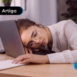Mulher dormindo no trabalho