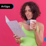 Mulher olhando no lugares para viajar sozinha